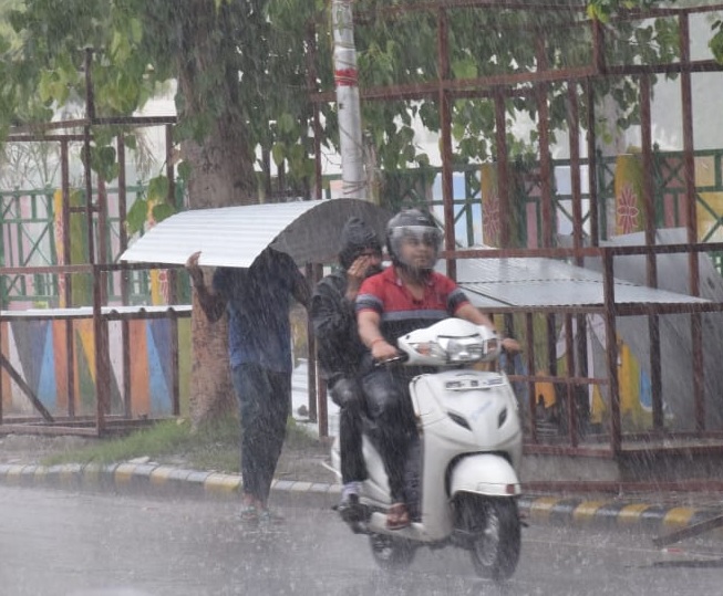 Weather Forecast Kanpur सुबह से मंडरा रहे थे बादल और दोपहर होते ही